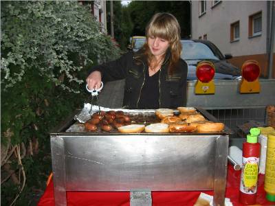 Tamara beim Grillen