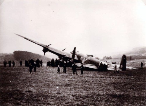 Notlandung eines englischen Bombers 1944