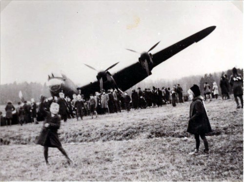 Notlandung eines englischen Bombers 1944