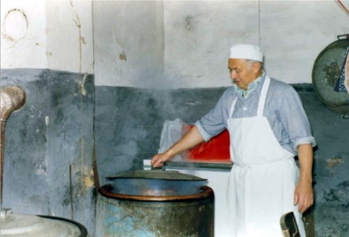 Karl Gros am Wurstkessel